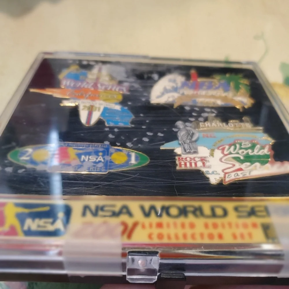 2001 World Series pin collectors set - Picture 3 of 14
